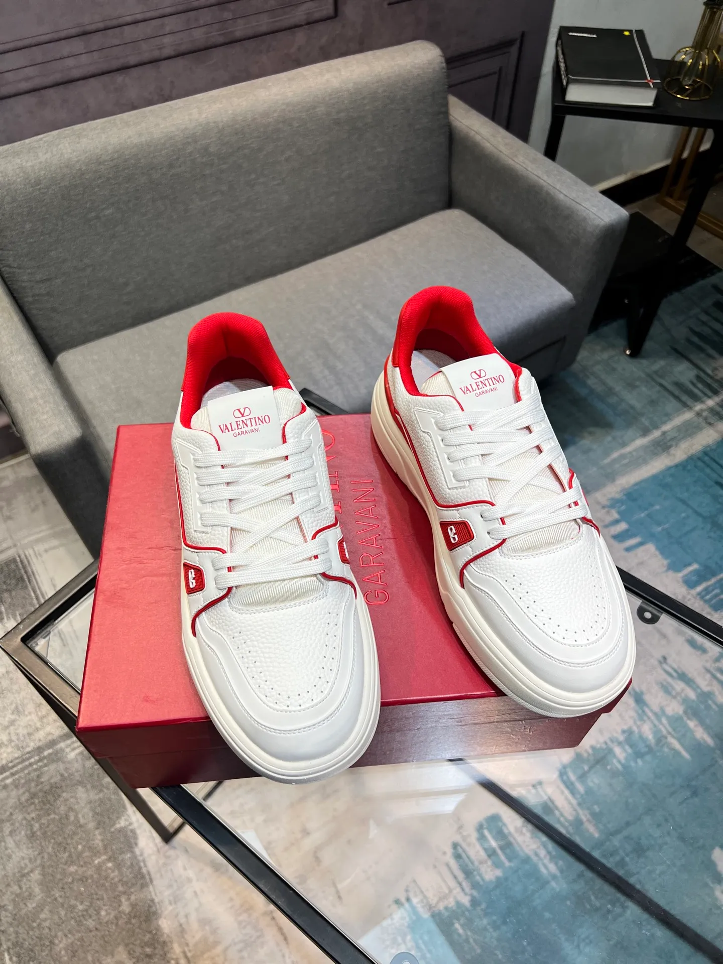 Men's men's shoes 💰660 𝑽𝒂𝒍𝒆𝒏𝒕𝒊𝒏𝒐 Valentino 𝑶𝒏𝒆𝑺𝒕𝒖𝒅 Couple's sneaker series Valentino 2025 latest couple's sneakers, celebrity style, hot sale. The original ZP was purchased and dismantled. Repeated pattern making and modification. I strive to restore the original version 1:1! Top luxury masterpiece, soft and comfortable, combining fashion and leisure, bringing excellent elegant texture and excellent on-foot comfort. Top purchase version upper: imported calfskin surface/original oil edge craftsmanship. Inner: water-dyed cowhide lining. Outsole: original development 𝐓𝐏𝐔 two-color combination outsole. Packaging: original configuration complete package. Code number: 35-44 yards. 34.45 can be customized. Can be customized (self-labeled-no label) order.
